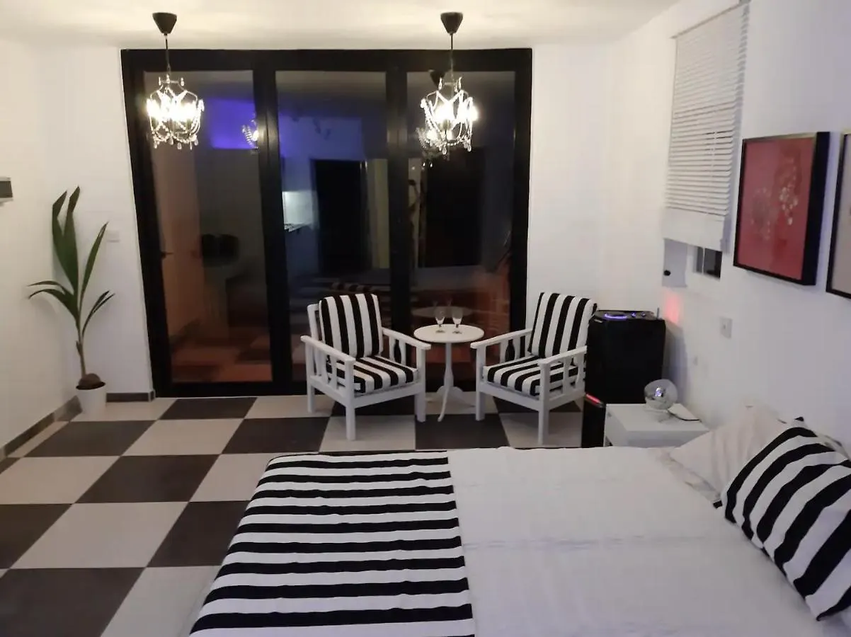 The Pervoli Studio - Pool - Close To Beach Larnaca Apartamento